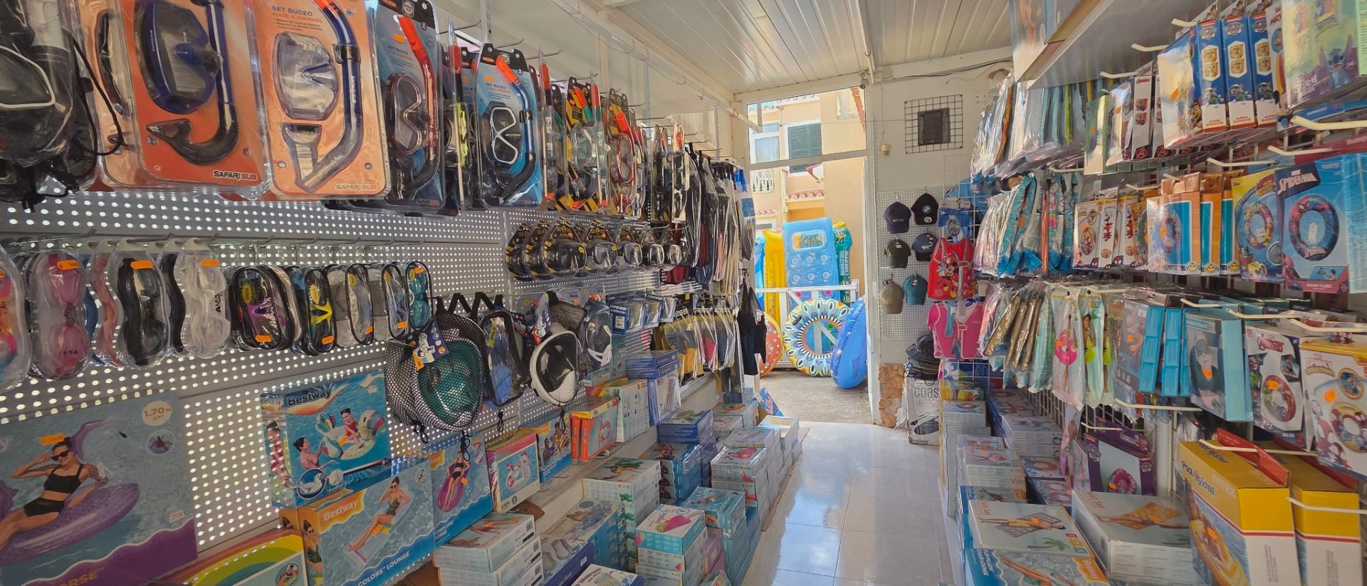 Pasillo lleno de gafas de buceo, snorkels y flotadores