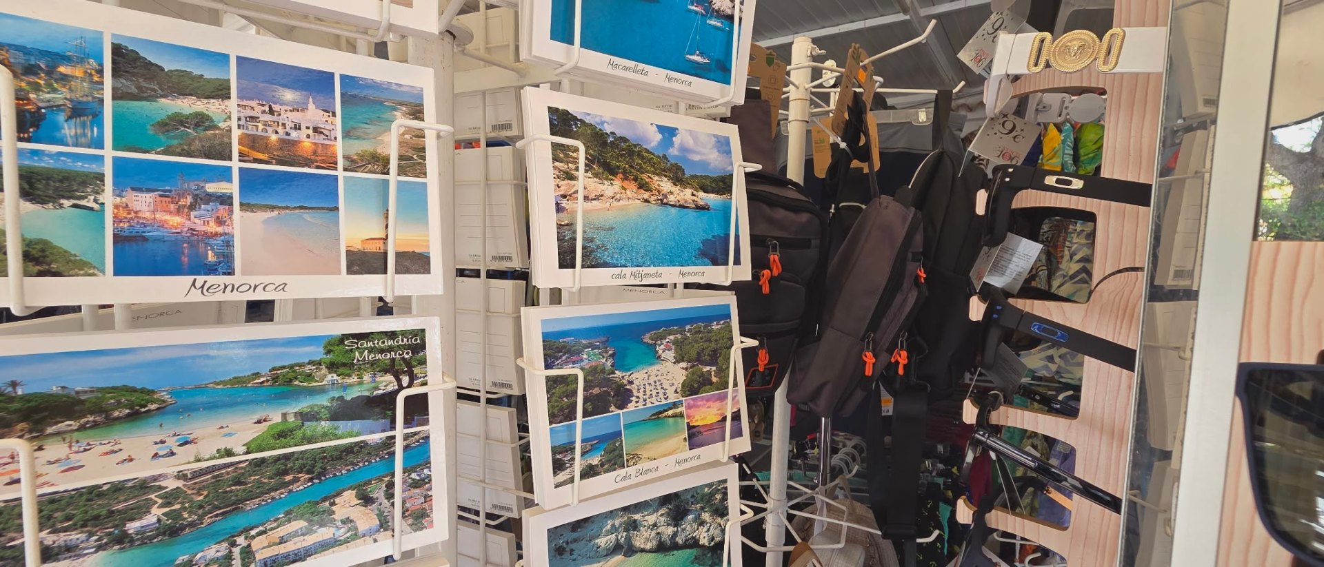 Postales de Menorca y bolsos en la tienda