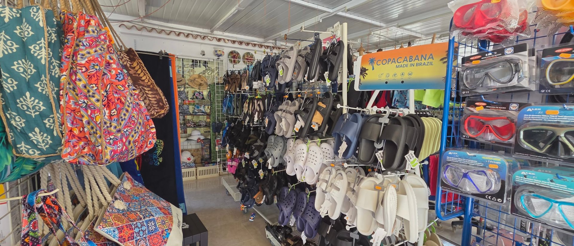 Chanclas, bolsos de playa y gafas de buceo